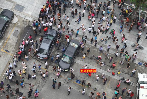 Ů�Ӹ�¥�������� Χ���߶¾Ȼ�����һ������