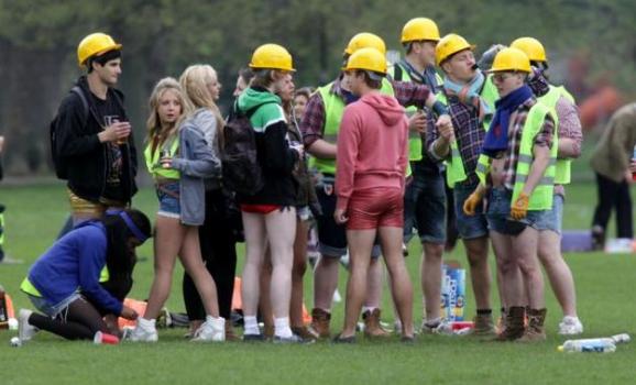 ��ǧ����ѧ����԰���ѿ� Ů���ñ����׺Ⱦ�