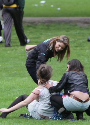 ��ǧ����ѧ����԰���ѿ� Ů���ñ����׺Ⱦ�